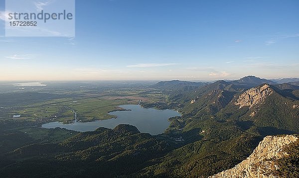 Bergpanorama  Blick vom Herzogstand zum Kochelsee und Alpenvorland  Alpen  Oberbayern  Bayern  Deutschland  Europa