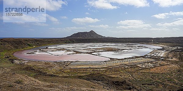 Salzgewinnung  Salinen im Krater von Pedra de Lume  Sal  Kap Verde  Afrika