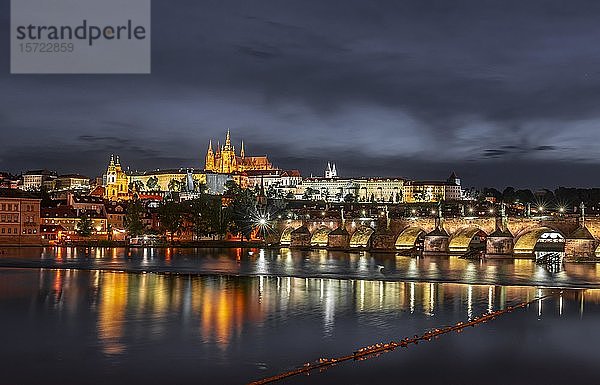 Karlsbrücke mit Moldau  Veitsdom und Prager Burg  Hradschin  Altstadt  Nachtansicht  Prag  Böhmen  Tschechische Republik  Europa