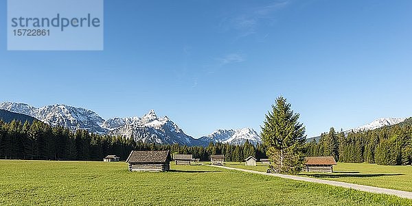 Heustadl auf einer Wiese  Ehrwalder Sonnenspitz und Berge  bei Ehrwald  Tirol  Österreich  Europa
