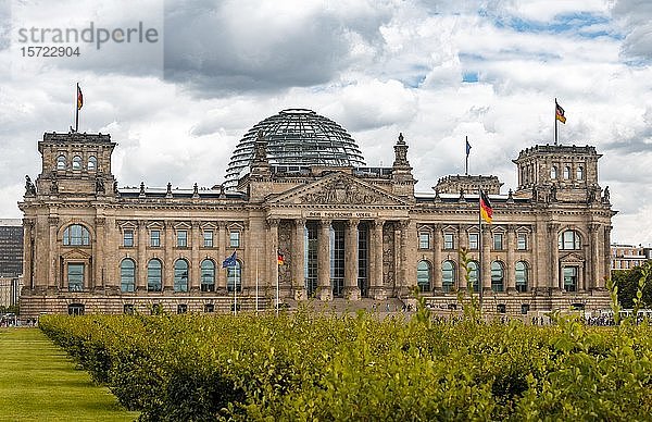 Die deutsche Flagge weht neben dem Reichstag  Regierungsviertel  Berlin  Deutschland  Europa