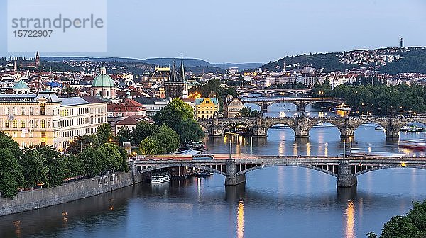 Stadtansicht mit Brücken über die Moldau  Karlsbrücke mit Altstädter Brückenturm  Abendstimmung  Prag  Böhmen  Tschechische Republik  Europa