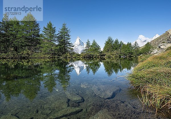 Schneebedecktes Matterhorn spiegelt sich im See  Grindijsee  Zermatt  Wallis  Schweiz  Europa