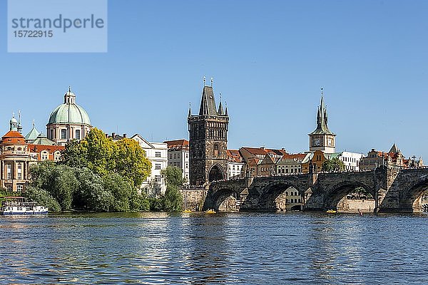 Moldau  Kirche des Heiligen Kreuzes  Karlsbrücke mit Altstädter Brückenturm und Wasserturm  Prag  Böhmen  Tschechische Republik  Europa