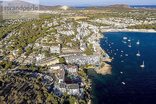 Luftaufnahme der Costa de la Calma und der Küste von Santa Ponca mit Hotels  Costa de la Calma  Region Caliva  Mallorca  Balearen  Spanien  Europa