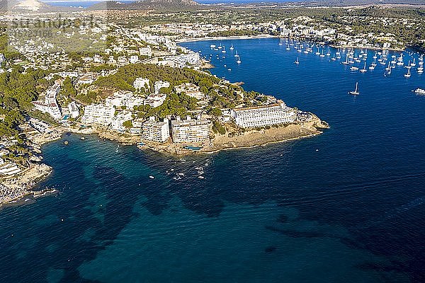 Luftaufnahme  Blick auf die Felsenküste Costa de la Calma und Santa Ponca mit Hotels  Costa de la Calma  Region Caliva  Mallorca  Balearen  Spanien  Europa
