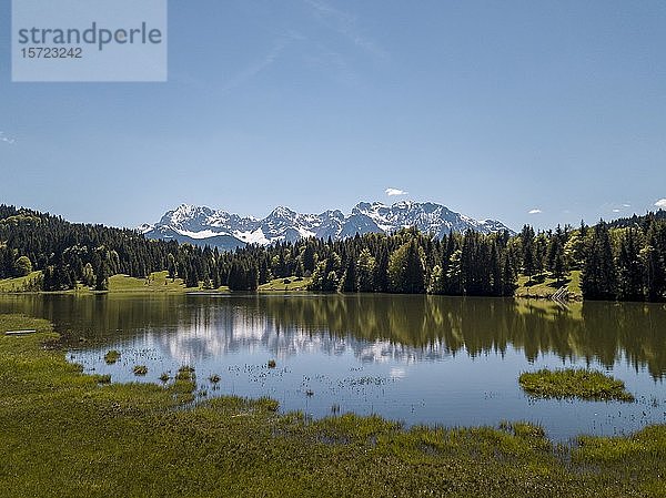Geroldsee mit Karwendelgebirge  bei Mittenwald  Oberbayern  Bayern  Deutschland  Europa