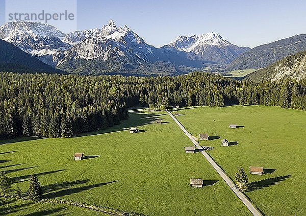 Heustadl auf einer Wiese  Ehrwalder Sonnenspitz und Berge  bei Ehrwald  Mieminger Kette  Tirol  Österreich  Europa