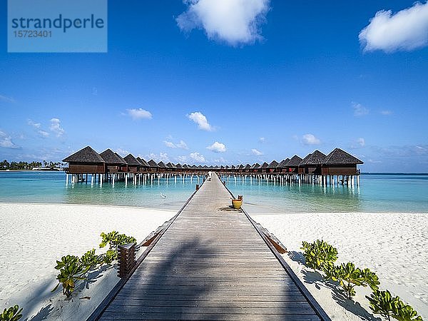 Fußgängerbrücke über seichtes Wasser zu Wasserbungalows  Insel im Süd-Male-Atoll  Malediven  Asien