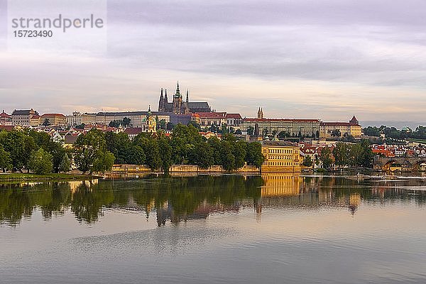 Stadtansicht  Fluss Vltava  Karlsbrücke mit Prager Burg und Veitsdom  Prag  Böhmen  Tschechische Republik  Europa