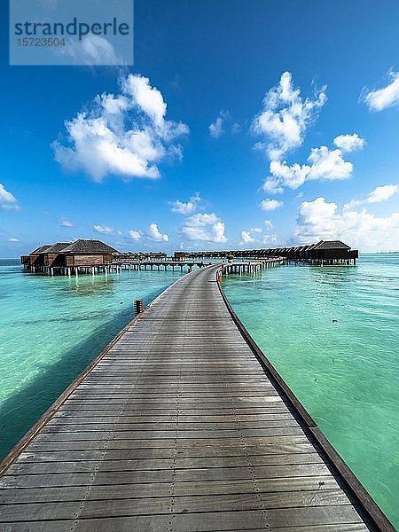 Steg über seichtes Wasser mit Wasserbungalows  Insel im Süd-Male-Atoll  Malediven  Asien