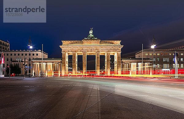 Lichtspuren vor dem Brandenburger Tor in der Abenddämmerung  Pariser Platz  Berlin  Deutschland  Europa