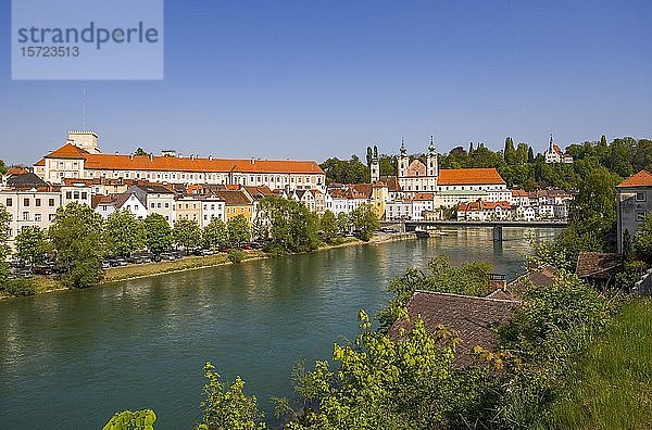 Stadtansicht mit Fluss Enns  Schloss Lamberg  Bürgerspital und Michaeliskirche  Steyr  Oberösterreich  Österreich  Europa
