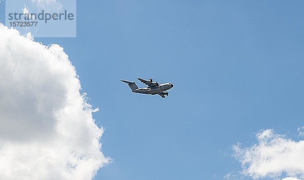 Militärisches Transportflugzeug im Flug  Airbus A400M  Luftfahrtausstellung  Paris  Frankreich  Europa