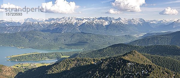 Blick vom Herzogstand zum Walchensee mit Walchensee  im Hintergrund Alpenkette  Oberbayern  Bayern  Deutschland  Europa