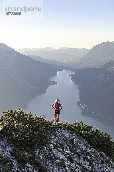 Junge Frau blickt über Berglandschaft  Blick vom Bärenkopf zum Achensee  Tirol  Österreich  Europa