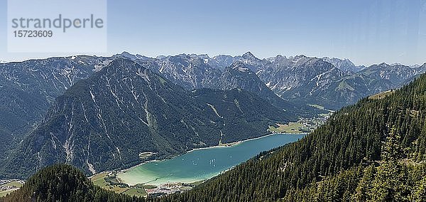 Blick auf Achensee  Seebergspitze und Seekarspitze  von der Rofanbahn  Tirol  Österreich  Europa