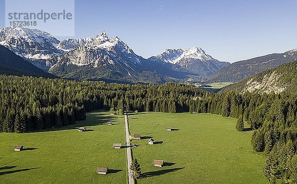 Heustadl auf einer Wiese  Ehrwalder Sonnenspitz und Berge  bei Ehrwald  Mieminger Kette  Tirol  Österreich  Europa