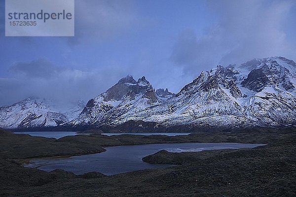 Cerro Almirante Nieto und Paine-Gebirge in der Morgendämmerung  vor dem Lago Nordenskjöld  Mirador Nordenskjöld  Nationalpark Torres del Paine  Patagonien  Chile  Südamerika