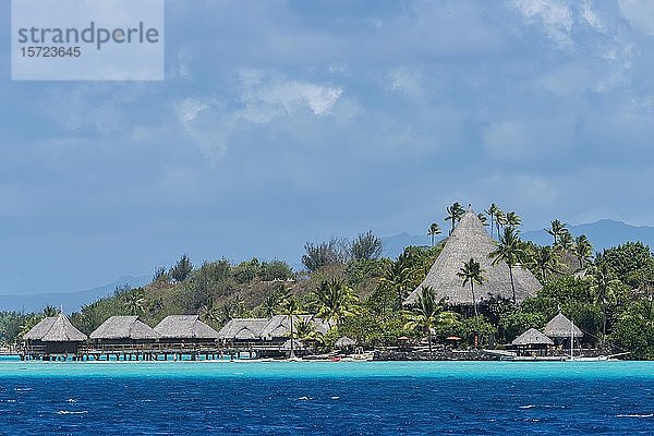 Wasserbungalows auf türkisfarbenem Wasser  Sofitel Private Island  Bora Bora  Französisch-Polynesien  Ozeanien
