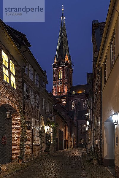 Farbig beleuchtete St. Nikolauskirche zur Weihnachtszeit  Lüneburg  Niedersachsen  Deutschland  Europa