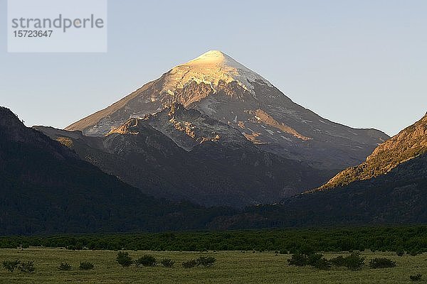 Abendsonne auf dem Vulkan Lanín  Lanín-Nationalpark  Provinz Neuquén  Argentinien  Südamerika