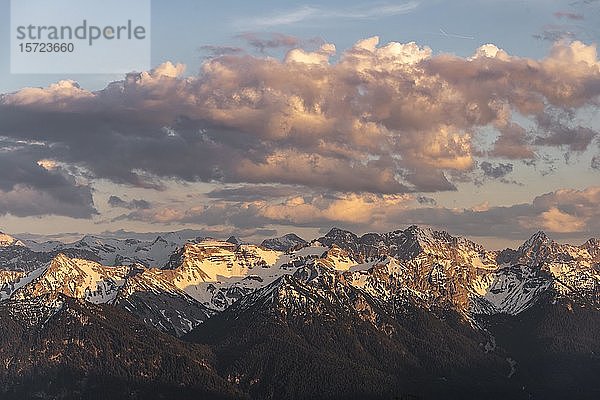 Karwendelgebirge und Soierngruppe  Blick auf schneebedeckte Berge bei Sonnenuntergang  Alpen  Oberbayern  Bayern  Deutschland  Europa