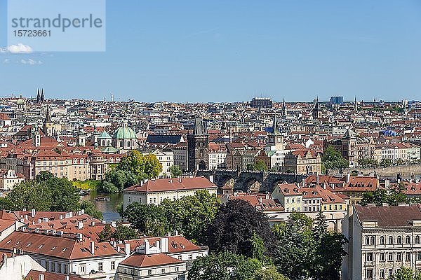 Stadtansicht  Blick auf die Altstadt mit Karlsbrücke  Prager Kleinseite  Prag  Tschechische Republik  Europa