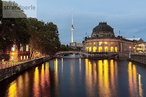 Abendstimmung  beleuchtetes Bode-Museum an der Spree  im Hintergrund der Berliner Fernsehturm Alex  Museumsinsel  Berlin-Mitte  Berlin  Deutschland  Europa