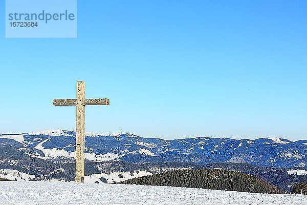 Gipfelkreuz des Belchen im Winter mit Schnee  am Horizont der Feldberg  Schwarzwald  Baden-Württemberg  Deutschland  Europa