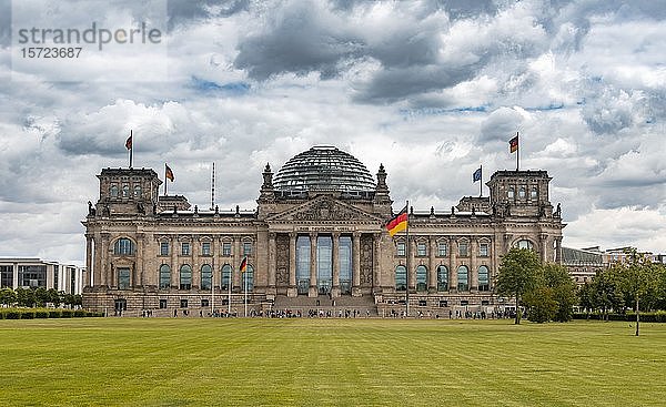 Reichstag und Deutschlandfahne  Regierungsviertel  Berlin  Deutschland  Europa