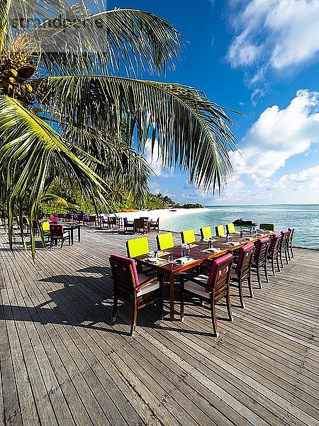 Tisch mit Gedecken in einer Ferienanlage  Insel Malediven  Süd-Male-Atoll  Malediven  Asien