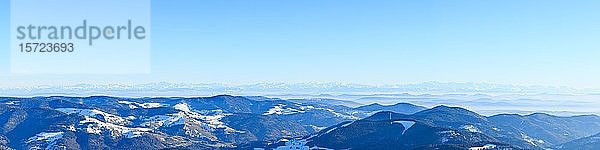 Blick vom Gipfel des Belchen auf schneebedeckte Berge und Höhenzüge  Schwarzwald  Baden-Württemberg  Deutschland  Europa