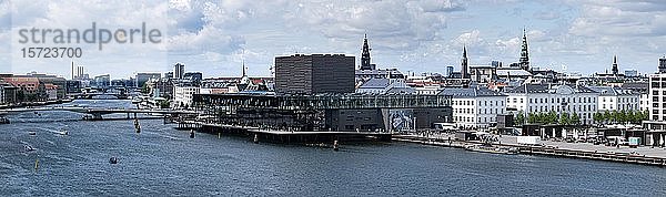Blick vom Königlichen Opernhaus Kopenhagen  Stadtansicht mit dem Königlichen Dänischen Schauspielhaus  Hafen  Københavns Havn  Kopenhagen  Dänemark  Europa