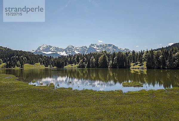 Geroldsee mit Karwendelgebirge  bei Mittenwald  Oberbayern  Bayern  Deutschland  Europa