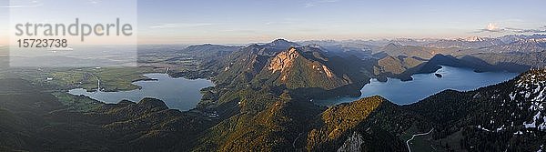 Bergpanorama  Blick vom Herzogstand zum Kochelsee  Walchensee  Jochberg und Alpenvorland  Sonnenuntergang  Alpen  Oberbayern  Bayern  Deutschland  Europa