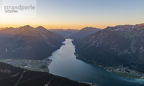 Sonnenuntergang  Bergpanorama vom Bärenkopf  Achensee  links Seebergspitze und Seekarspitze  rechts Rofangebirge  Tirol  Österreich  Europa