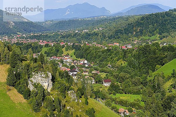 Berglandschaft mit Dörfern  in der Nähe von Bran  Siebenbürgen  Rumänien  Europa