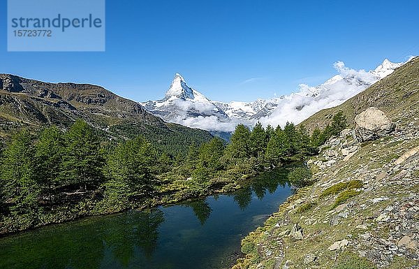 Blick über den Grindijsee mit schneebedecktem Matterhorn  5-Seen-Wanderweg  Wallis  Schweiz  Europa