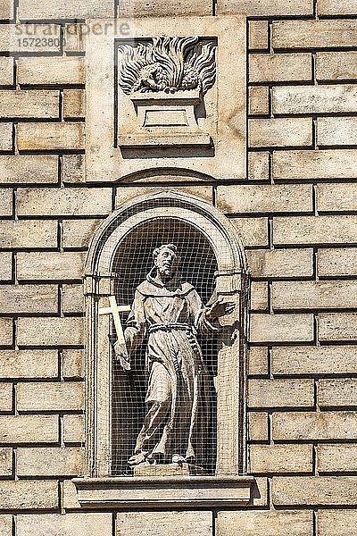 Statue des Heiligen Franz von Assisi in einer Nische an der Fassade der Kreuzritterkirche  Altstadt  Prag