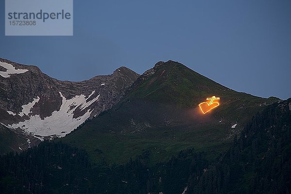 Sonnwendfeuer auf Almwiese unter Gipfel  bei Mayrhofen  Zillertal  Tirol  Österreich  Europa
