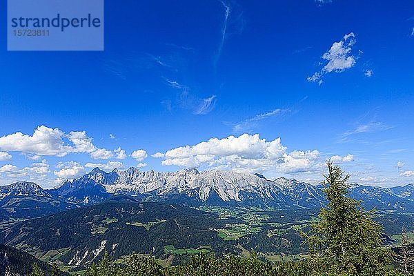 Blick von der Reiteralm auf das Dachsteinmassiv  Oberösterreich  Steiermark  Österreich  Europa