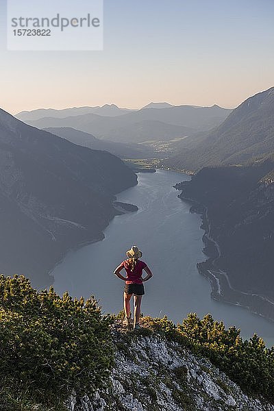 Junge Frau blickt über Berglandschaft  Blick vom Bärenkopf zum Achensee  Tirol  Österreich  Europa