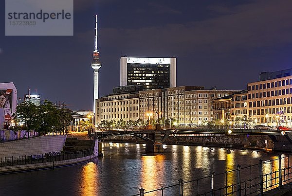 Spree und Fernsehturm Alex  Nachtszene  Berlin-Mitte  Berlin  Deutschland  Europa