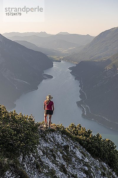 Junge Frau blickt über Berglandschaft  Blick vom Bärenkopf zum Achensee  Tirol  Österreich  Europa