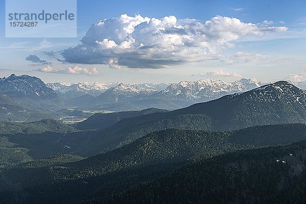 Blick auf vom Herzogstand auf Wallgau mit Alpenkette  Wettersteingebirge  Oberbayern  Bayern  Deutschland  Europa