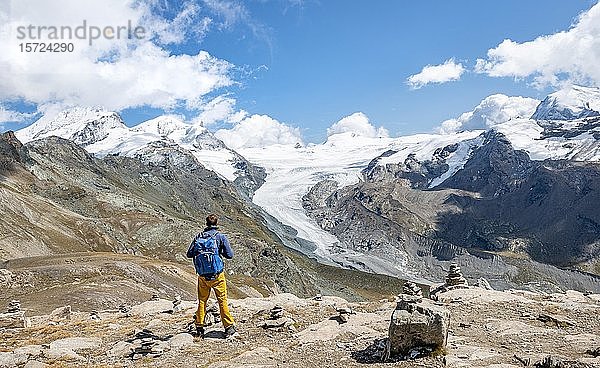 Wanderer schaut vom Unterrothorn auf die Gletscherzunge des Findelgletschers  Zermatt  Wallis  Schweiz  Europa