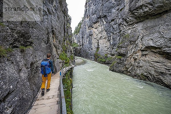 Junger Mann beim Wandern in der Aareschlucht im Haslital  Berner Oberland  Meiringen  Kanton Bern  Schweiz  Europa
