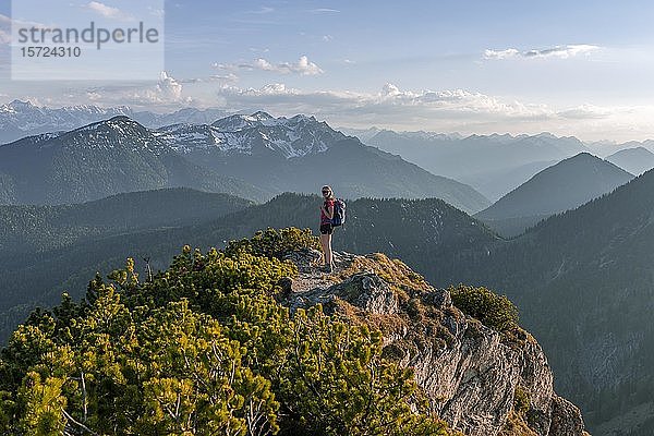 Wanderer blickt über Berglandschaft  Wanderweg der Herzogstand Heimgartenüberquerung  Oberbayern  Bayern  Deutschland  Europa