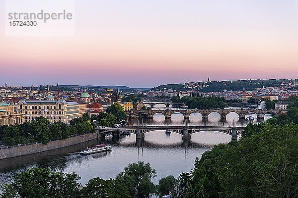 Stadtansicht  Brücken über die Moldau  Karlsbrücke mit Altstädter Brückenturm und Wasserturm  Dämmerung  Prag  Böhmen  Tschechische Republik  Europa